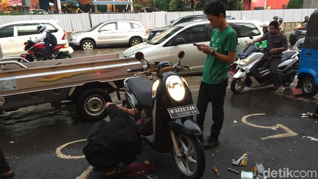 Sepeda motor mogok karena menerobos banjir