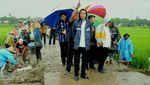 Gaya Jokowi Cek Program Padat Karya Tunai di Musim Hujan