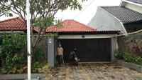 Yuris Nauli Tambunan salah satu warga menjelaskan anggota UN Swissindo memiliki kelakuan yang aneh. Mulai dari mondar-mandir di depan rumah warga sampai melakukan pengibaran bendera terbalik.