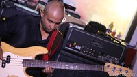 Saat Ivanka memainkan gitarnya. Foto: Hanif Hawari/detikHOT