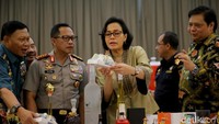 Sri mulyani mengatakan, penangkapan miras sepanjang 2017-2018 menunjukan angka signifikan yang terdiri dari 1.328 kasus atau sekitar 738.366 botol dengan perkiraan nilai barang lebih dari Rp 87 miliar dan perkiraan potensi kerugian negara lebih dari Rp 250 miliar.