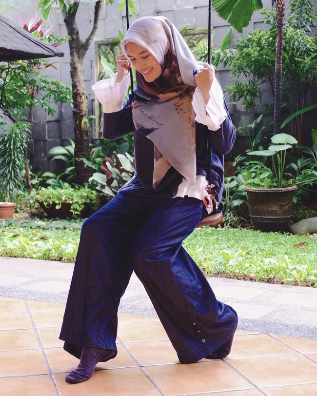Tak setengah-setengah, Ratu Anandita langsung memakai hijab syari di kesehariannya. Ciri khasnya adalah hijab motif yang menjuntai menutupi dada, baju atasan tunik, dan celana kulot. Foto: Instagram