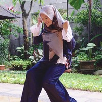 Tak setengah-setengah, Ratu Anandita langsung memakai hijab syari di kesehariannya. Ciri khasnya adalah hijab motif yang menjuntai menutupi dada, baju atasan tunik, dan celana kulot. Foto: Instagram