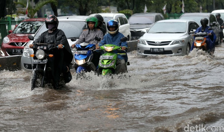 Pengendara Terobos Banjir. Foto: Agung Pambudhy Pengendara Terobos Banjir. Foto: Agung Pambudhy