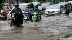 Aksi Pengendara Terobos Banjir di Cempaka Putih