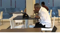 Pakai kemeja putih, lengan panjang digulung sebagian. Tak klimis layaknya seorang pejabat. Basuki Hadimuljono, menginap dan makan di hotel bintang 2 di Ambon. (Istimewa/Facebook Tomi Lebang)