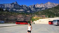 Di Barcelona, Anastasia juga mampir ke Biara Montserrat dengan latar tebing dan bukit batu. Indah bukan? (@a_nastasia92/Instagram)