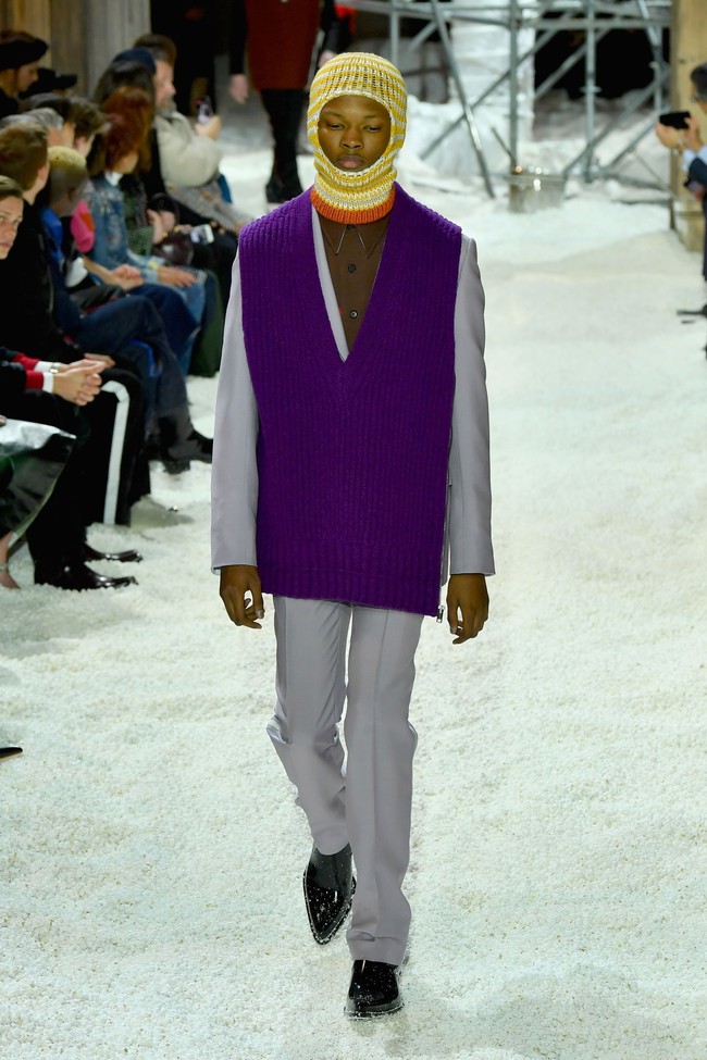 Raf Simons juga mengangkat kembali ugly vest yang sempat populer di era 1970-an namun dengan cutting minimalis khas sang desainer. (Foto: Slaven Vlasic/Getty Images)