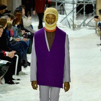 Raf Simons juga mengangkat kembali ugly vest yang sempat populer di era 1970-an namun dengan cutting minimalis khas sang desainer. (Foto: Slaven Vlasic/Getty Images)