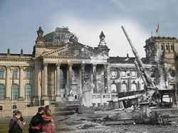 Potret Kontras Kehancuran Perang Dunia dan Kondisi Sekarang