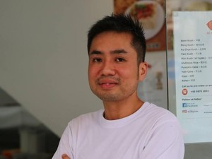 Pria Ini Tinggalkan Profesi Bergaji Rp 135 Juta Demi Bantu Ibu Jualan Kue