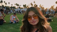 Layaknya gadis seusianya, dia juga pergi nonton konser Coachella yang amat tersohor. Begini gaya Sofia saat di Coachella. (Sofia Jamora/Instagram)