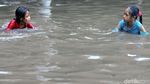 Aksi Pengendara Terobos Banjir di Cempaka Putih
