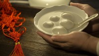 Tangyuan merupakan bola ketan mirip ronde yang diisi dengan isian manis atau asin. Tangyuan sering dihindangkan di festival musim dingin atau acara keluarga.  Foto: Istock