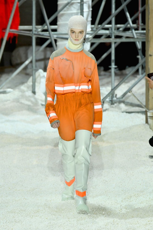 Muncul jumpsuit oranye lengkap dengan garis menyala yang biasa ditemui pada jaket pemadam kebakaran, lengkap dengan boots putih. (Foto: Slaven Vlasic/Getty Images)