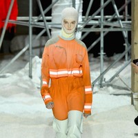 Muncul jumpsuit oranye lengkap dengan garis menyala yang biasa ditemui pada jaket pemadam kebakaran, lengkap dengan boots putih. (Foto: Slaven Vlasic/Getty Images)