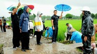 Hal yang sama juga dilakukannya saat berkunjung ke Gowa, Sulawesi Selatan. Dok. Biro Pers Setpres.