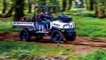 Lincahnya Mobil Ndeso Melintas di Kebun Sawit