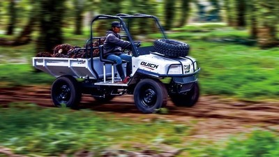 Lincahnya Mobil Ndeso Melintas di Kebun Sawit