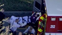 Usai ditangkap, Cruz diborgol dan dibawa dengan ambulans untuk menjalani pemeriksaan medis di rumah sakit setempat. Foto: WSVN.com via REUTERS