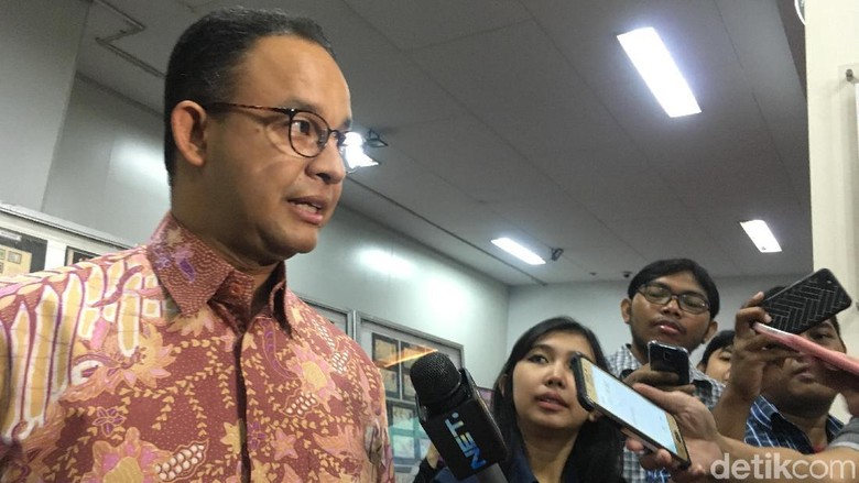 Disebut Foto Bareng Pengusaha Hiburan Malam, Anies: Itu Saat Kampanye Disebut Foto Bareng Pengusaha Hiburan Malam, Anies: Itu Saat Kampanye