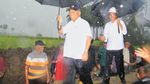 Gaya Jokowi Cek Program Padat Karya Tunai di Musim Hujan