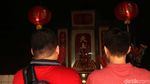 Momen Warga Tionghoa Khusyuk Berdoa untuk Rayakan Imlek