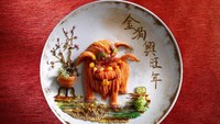 Ini adalah yee sang istimewa buatan Jade, The Fullerton Hotel Singapura. Nampak badan anjing dibuat detail dari serutan wortel, sementara kakinya menggunakan pomelo. Harga yee sang ini mencapai Rp 13,5 juta! Foto: Istimewa