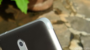 Diujung bodi atas dan bawah menggunakan material plastik untuk antena. Foto: Adi Fida Rahman/detikINET