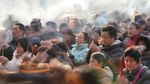 Imlek di China, Warga Berbondong-bondong Berdoa di Kuil