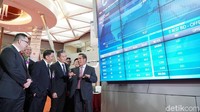 Direktur Bursa Efek Indonesia Samsul Hidayat berbincang dengan para Direksi dan Komisaris PT Borneo Olah Sarana Sukses saat pembukaan perdagangan dan peresmian pencatatan saham perdana di Gedung Bursa Efek Indonesia.