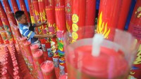 Pengurus menata lilin besar di Klenteng See Hin Kiong, Padang, Sumatra Barat, Kamis (15/2). Sebanyak 300 lampion dan puluhan pasang lilin dipersiapkan untuk perayaan Tahun Baru Imlek 2569 yang dipusatkan di Klenteng See Hin Kiong