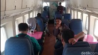 Di dalam pesawat ini terdapat sembilan meja yang di antaranya empat meja untuk masing-masing meja dapat digunakan oleh dua orang dan lima meja untuk masing-masing meja dapat digunakan oleh empat orang. (Wisma Putra/detikTravel)