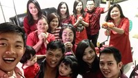 Gong Xi Fa Cai! Gelandang Bali United Sutanto Tan merayakan imlek 2018 bersama keluarga besarnya. Foto Wefie jadi bukti keseruan pesepakbola berusia 23 tahun itu. (Foto: Instagram @sutantoo)