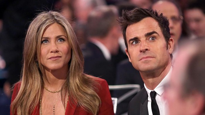 HOLLYWOOD, CA - FEBRUARY 26:  Actors Jennifer Aniston (L) and Justin Theroux pose backstage during the 89th Annual Academy Awards at Hollywood & Highland Center on February 26, 2017 in Hollywood, California.  (Photo by Christopher Polk/Getty Images)