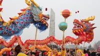 Warga menampilkan tarian naga di Mianyang, China