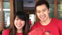 Pebulutangkis Marcus Fernaldi Gideon merayakan imlek dengan tunangannya, Agnes Amelinda Mulyadi. Keduanya terlihat memamerkan angpao di Instastory. (Foto: Instagram @marcusfernaldig)