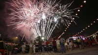  Warga keturunan Tionghoa melihat pertunjukan kembang api usai melaksanakan sembahyang penghujung akhir tahun 2568 penanggalan Cina di Vihara Budhi Bhakti, Batam, Kepulauan Riau, Kamis (15/2) malam. 