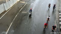 Lengangnya jalan dimanfaatkan sebagian warga untuk berolahraga.