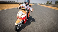 Dalam melakukan pengenalan sirkuit ini, mereka berdua keliling sirkuit Buriram. Keduanya menggunakan salah satu skuter matik (skutik) andalan Honda, yaitu Honda Scoopy. Foto: Instagram MotoGP