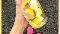Segelas infused-water sepertinya jadi rahasia bugar Vanesha. Potongan lemonnya kelihatan segar! Foto: Instagram vaneshaas