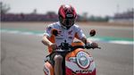 Marquez dan Pedrosa Cek Sirkuit Buriram Pakai Scoopy