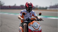 Tampak Marquez menggunakan Scoopy dengan livery Honda Repsol, ala motor MotoGP yang ditungganginya. Motor itu juga lengkap dengan nomor balap Marquez, 93. Foto: Istimewa