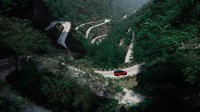 Jalur itu berliku-liku dan dikenal sebagai Jalan Naga.  Foto: Land Rover