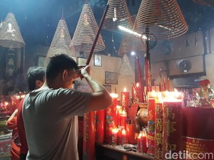Sambut Imlek, Umat Konghucu Beribadah di Kelenteng Tertua di Jakarta