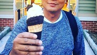 Makan es krim, Krishna Murti malah curhat. Saya beli Ice Cream.. Trus teman saya bilang. Pelit amat, cuma makan sendiri.. Trus saya kasih dia Ice Cream nya.. Trus dia makan Ice cream saya.. Trus saya makan apa..?? Padahal duitnya abis.. Foto: instagram @krishnamurti_91