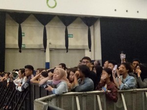 Pembatalan Konser Paramore Diumumkan di Panggung, Penggemar Menangis
