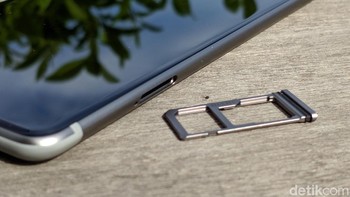Sisi kiri terdapat slot SIM Card hybrid. Foto: Adi Fida Rahman/detikINET