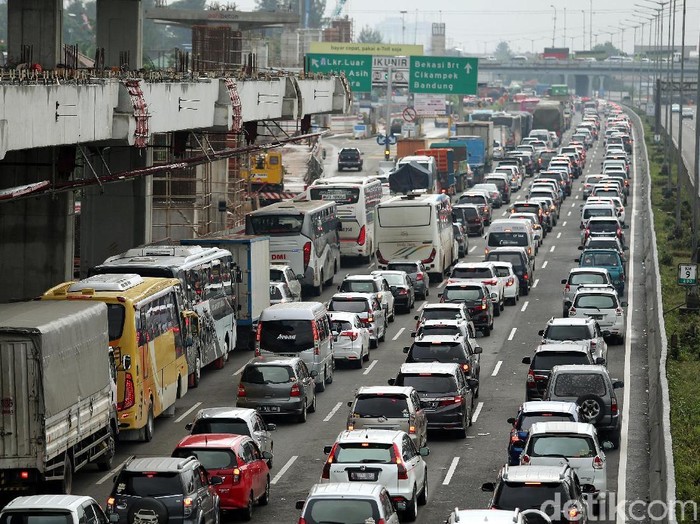 Kondisi arus lalu lintas di ruas Jalan Tol Jakarta-Cikampek menuju ke Bandung mengalami kemacetan parah, saat libur panjang Imlek, Jumat (16/02/2018).