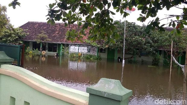 Libur Sekolah, Anak-anak Korban Banjir di Demak Malah Bermain Air 